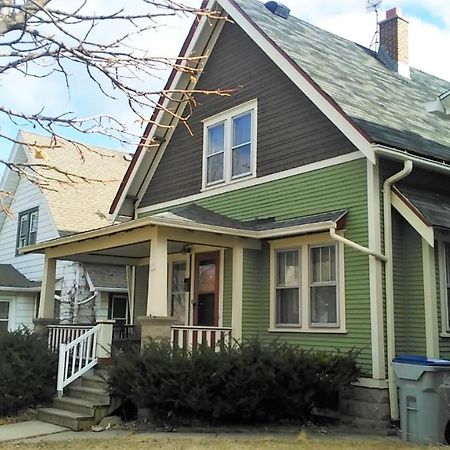 Comfortable 3 Bedroom Craftsman Bungalow In Milwaukee'S Bay View Neighborhood Exterior foto